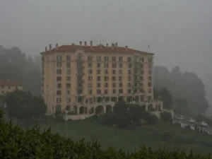 Hotel "Ghost & Glamour": Il fascino degli hotel storici di lusso che si dice siano abitati da fantasmi famosi