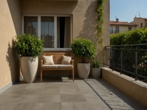 Effetto profondità: la guida per arredare il balcone lungo e stretto senza ingombrarlo.