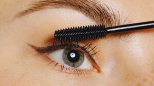 Ciglia lunghissime senza mascara: l'olio da 3 euro che fa miracoli.